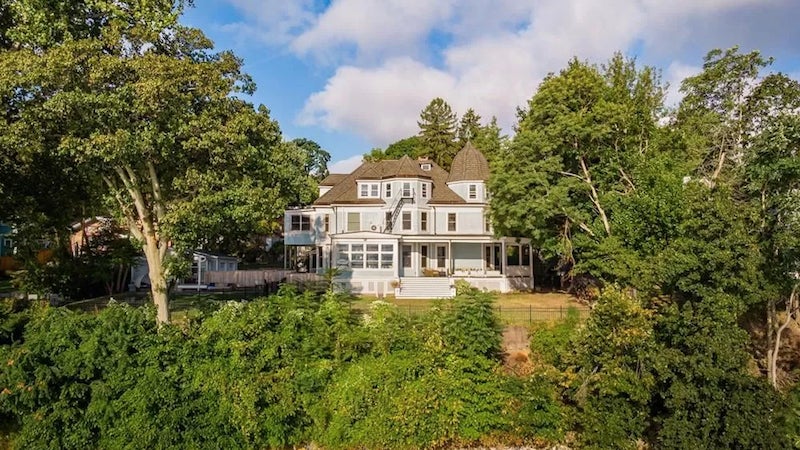 Esta mansión hermosa puede o no contar con fantasmas como inquilinos (depende de a quién preguntas).