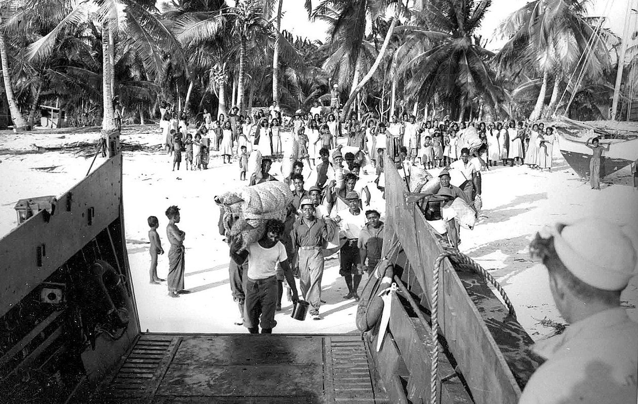 Image: 1946, los residentes de Bikini parten del atolón
