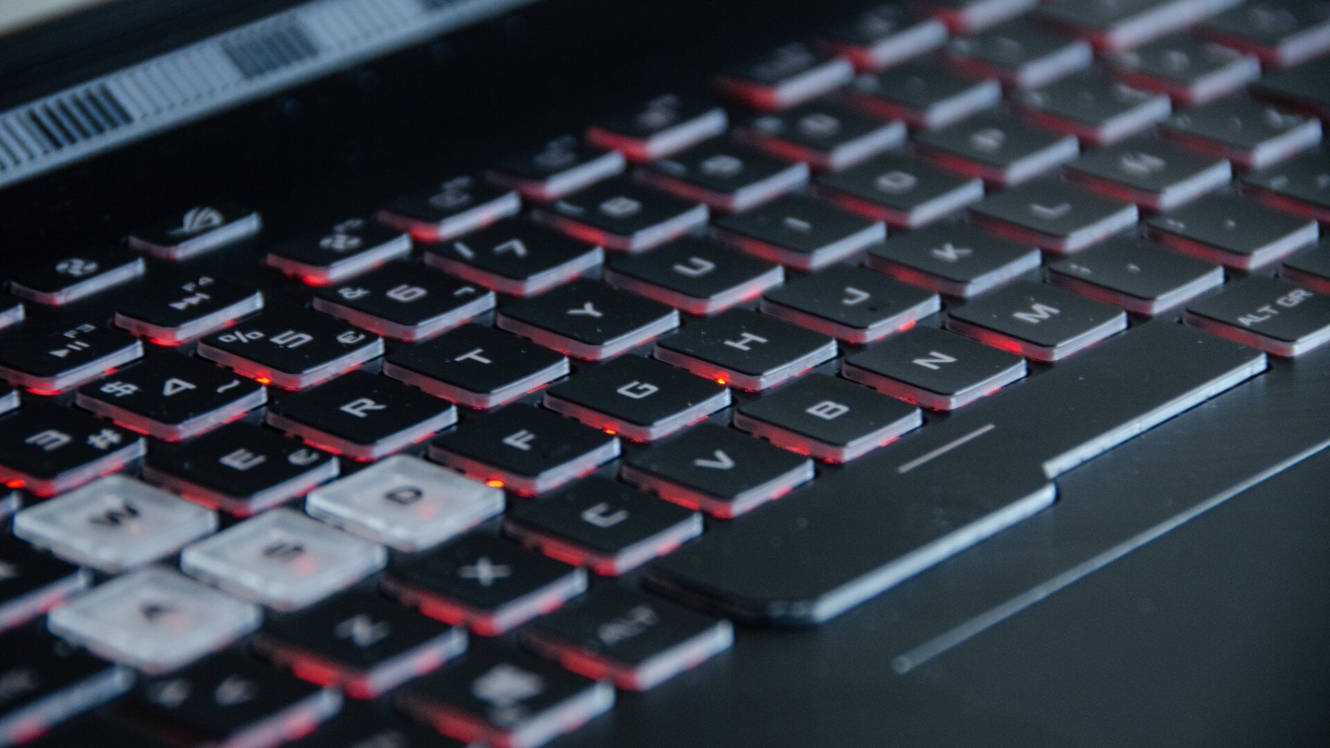 El teclado es de lo mejor que tiene el portátil. Sus teclas son grandes y especialmente agradables al tacto. Imagen: Julio Cerezo