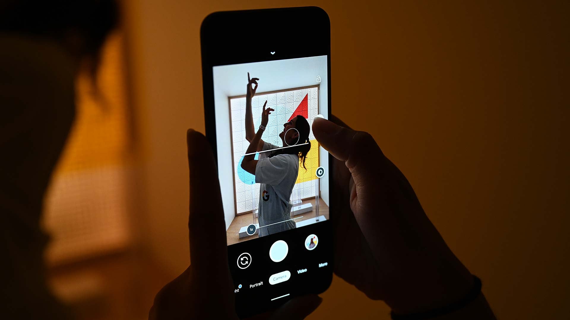 Observa lo oscura que está la habitación y lo que se puede ver a través de la app de cámara del Pixel 4.
