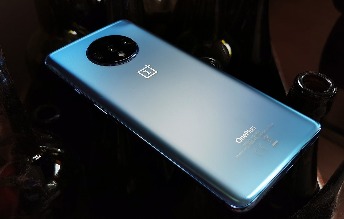 El OnePlus 7T en su versión azul. Es un tono más claro que el del OnePlus 7 Pro, pero también lo hay en gris.