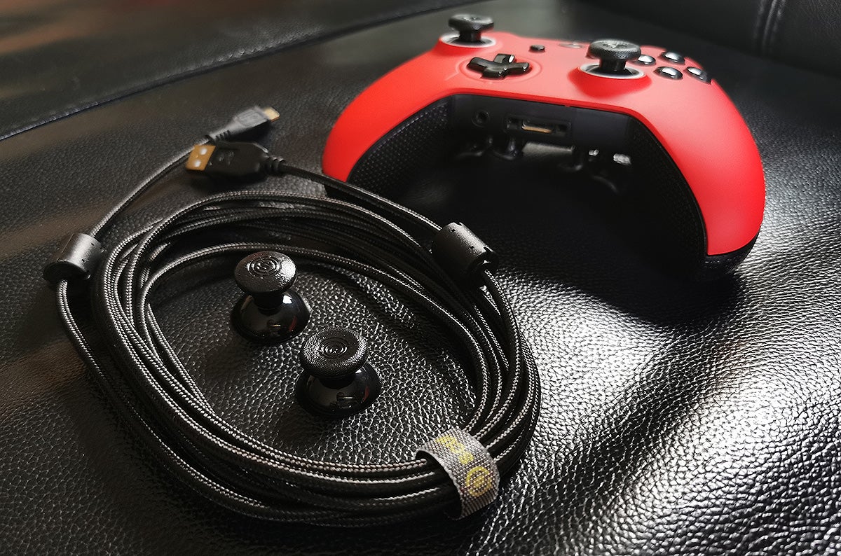 El cable de carga y los recambios de stick de diferente altura.