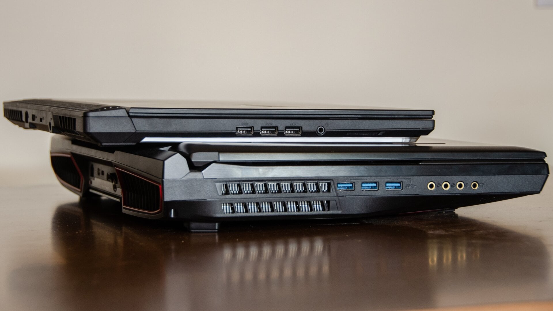 El Strix G de Asus frente a un portátil gaming MSI. La diferencia entre uno y otro salta a la vista. Imagen: Julio Cerezo