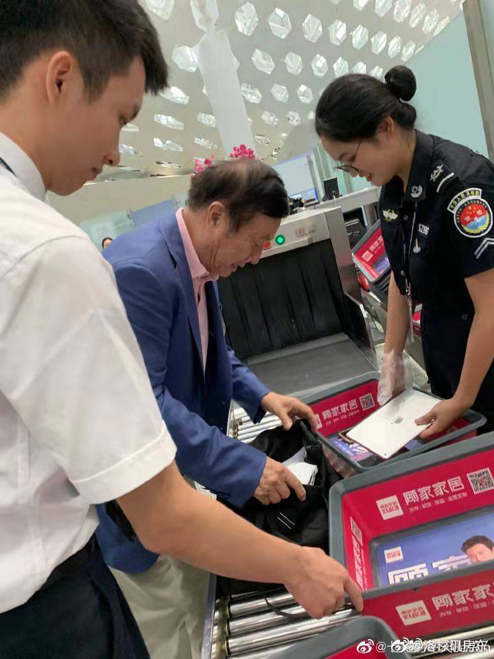 El CEO de Huawei, Ren Zhengfei, fotografiado con un iPad en el control de seguridad de un aeropuerto