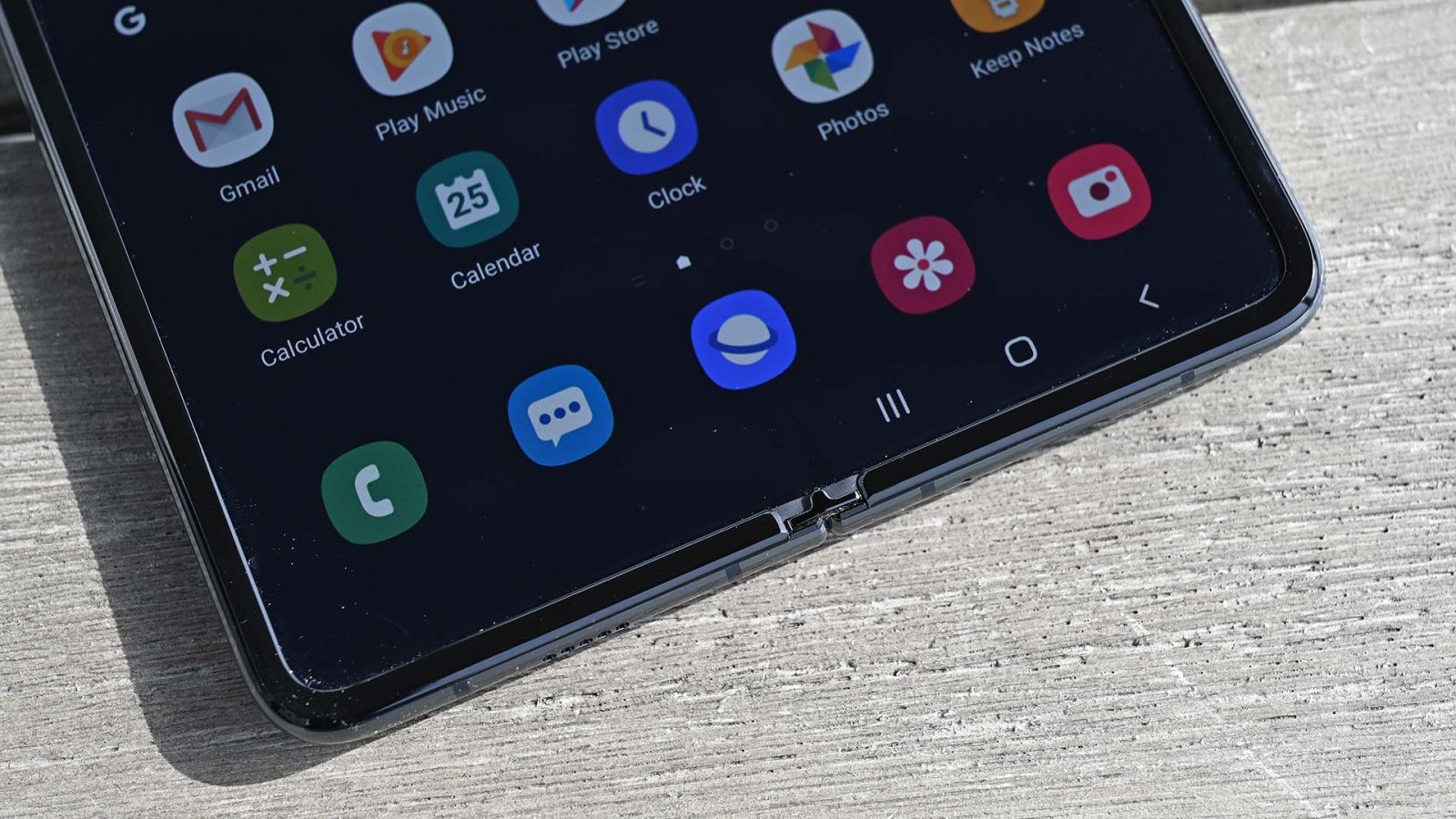 Era vital que Samsung arreglase el hueco de la bisagra del Fold. Foto: Sam Rutherford (Gizmodo)