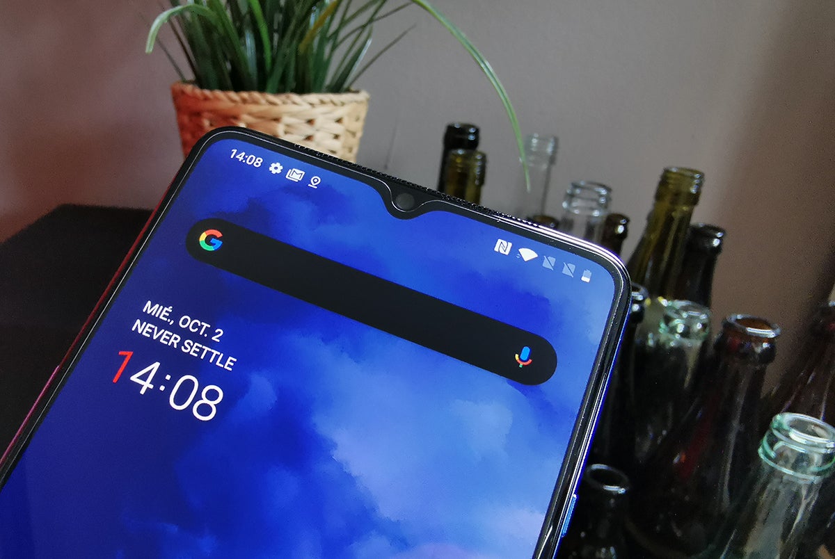 El notch delantero es más pequeño. OnePlus tiene la curiosa costumbre de vender sus teléfonos con un protector de pantalla preinstalado. Si no te gusta lo puedes quitar.