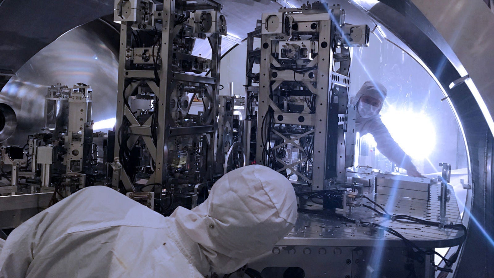 Ingenieros trabajando en la actualización de Advance LIGO en el observatorio de Hanford