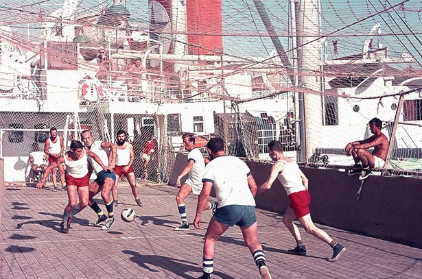 Image: Tripulación jugando al fútbol en cubierta