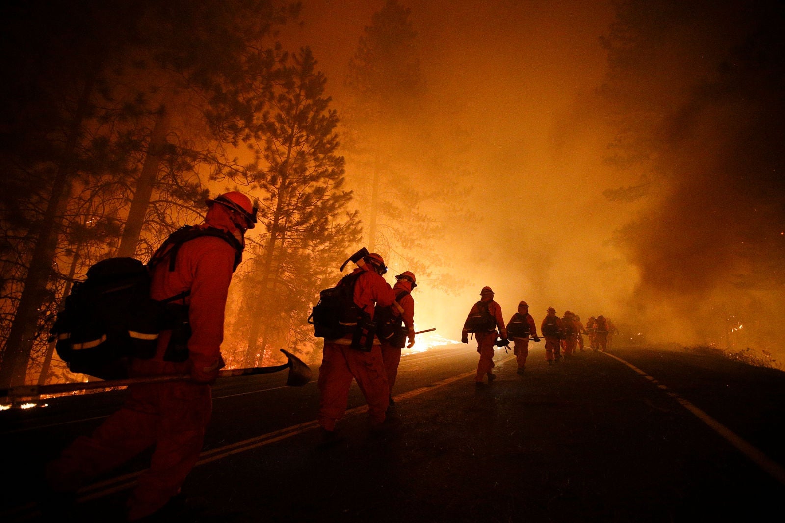 Image: bomberos luchando contra el incendio Rim cerca del Parque Nacional Yosemite, California