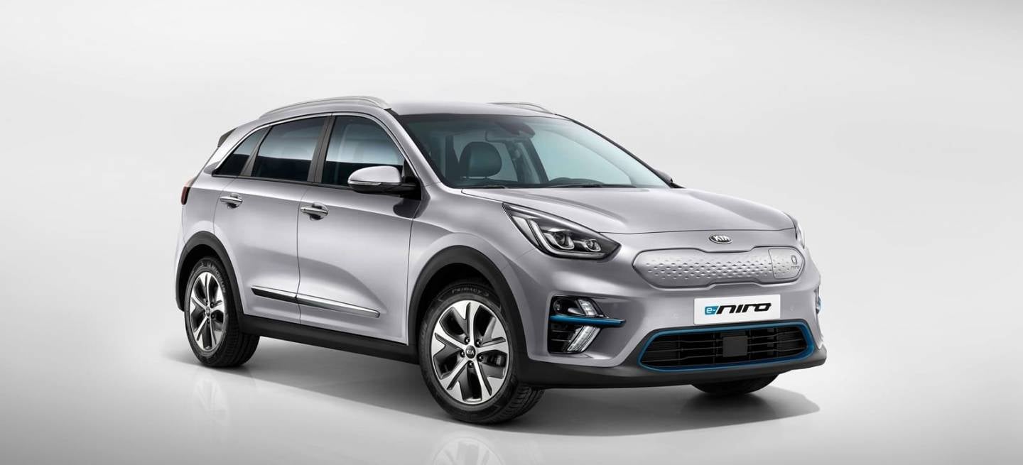 Mira, un coche eléctrico. Es eléctrico porque tiene detalles azules, claro. Por no innovar no se han molestado ni en eliminar la parrilla.