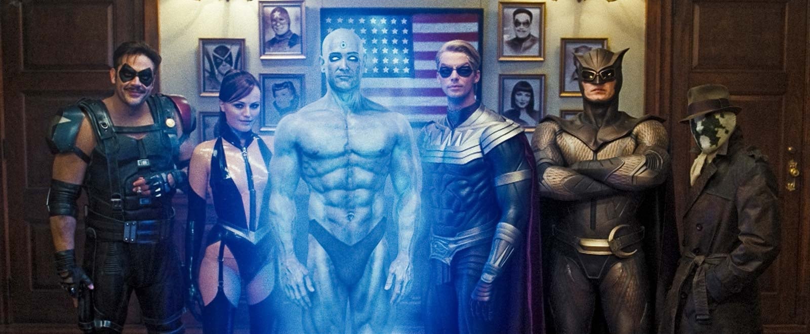 De izquierda a derecha: el Comediante, Espectro de Seda II, Doctor Manhattan, Ozymandias, Búho Nocturno II y Rorschach.