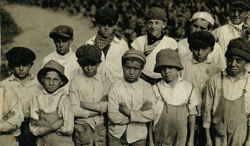 Image: Los trabajadores del campo en la plantación de tabaco Goodrich Tobacco Farm, Gildersleeve, Connecticut, Estados Unidos, 1917