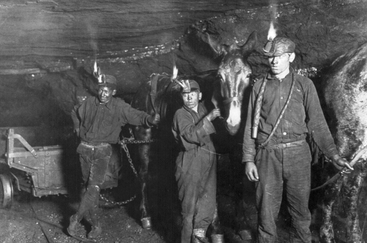 Image: Jóvenes en la mina (1908