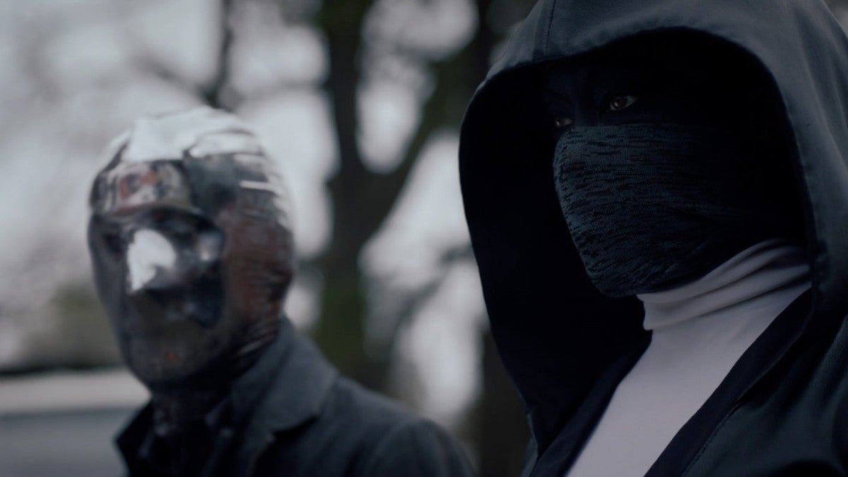 Sister Night es una de las protagonistas de la serie. Una policía que oculta su rostro para evitar que los criminales ataquen a sus seres queridos.