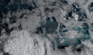 Ni siquiera las nubes modifican el patrón de Hector. Gif: Dakota Smith (@weatherdak)