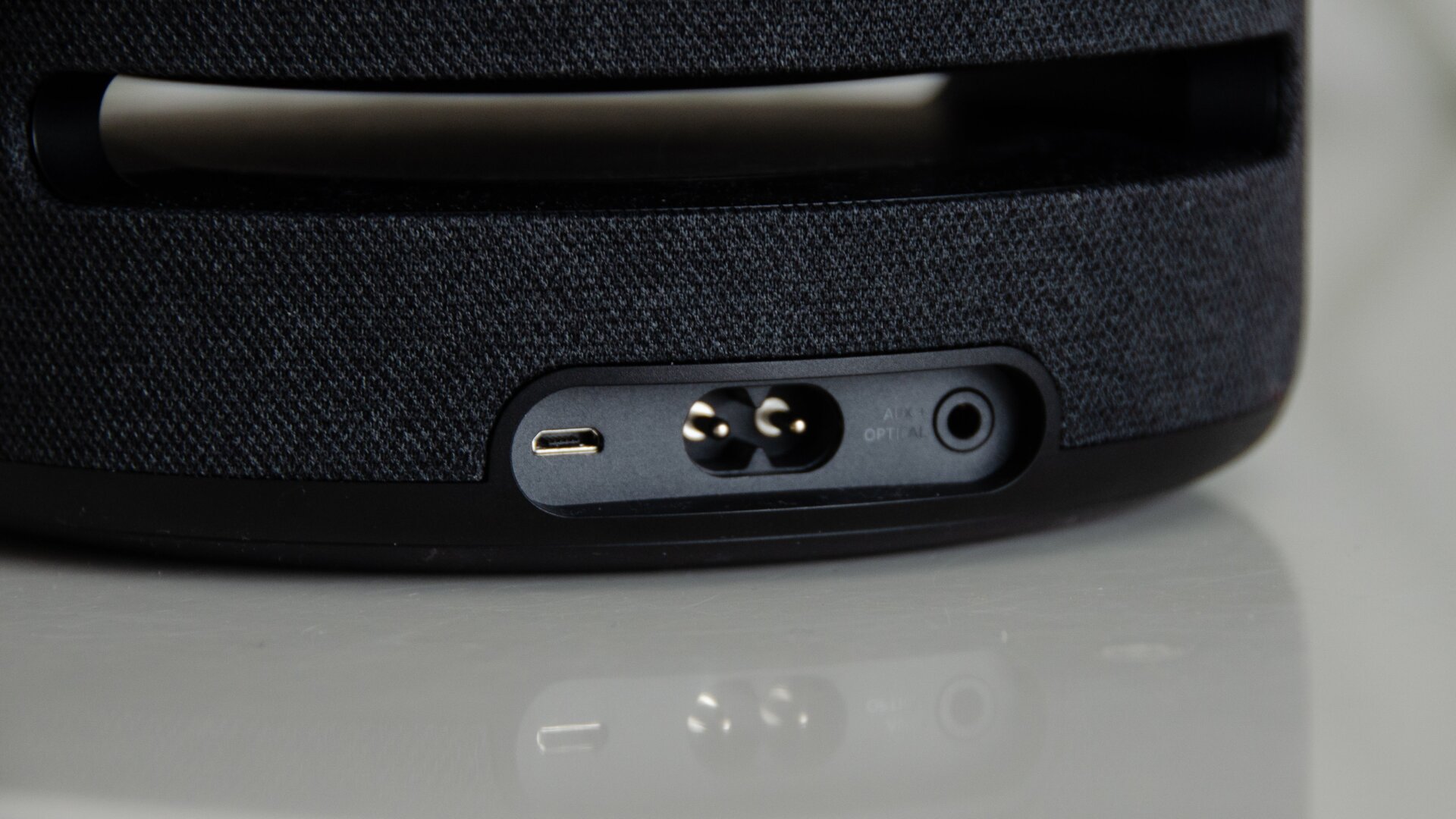 El altavoz tiene una entrada USB y una entrada óptica de 3,5mm. Imagen: Julio Cerezo