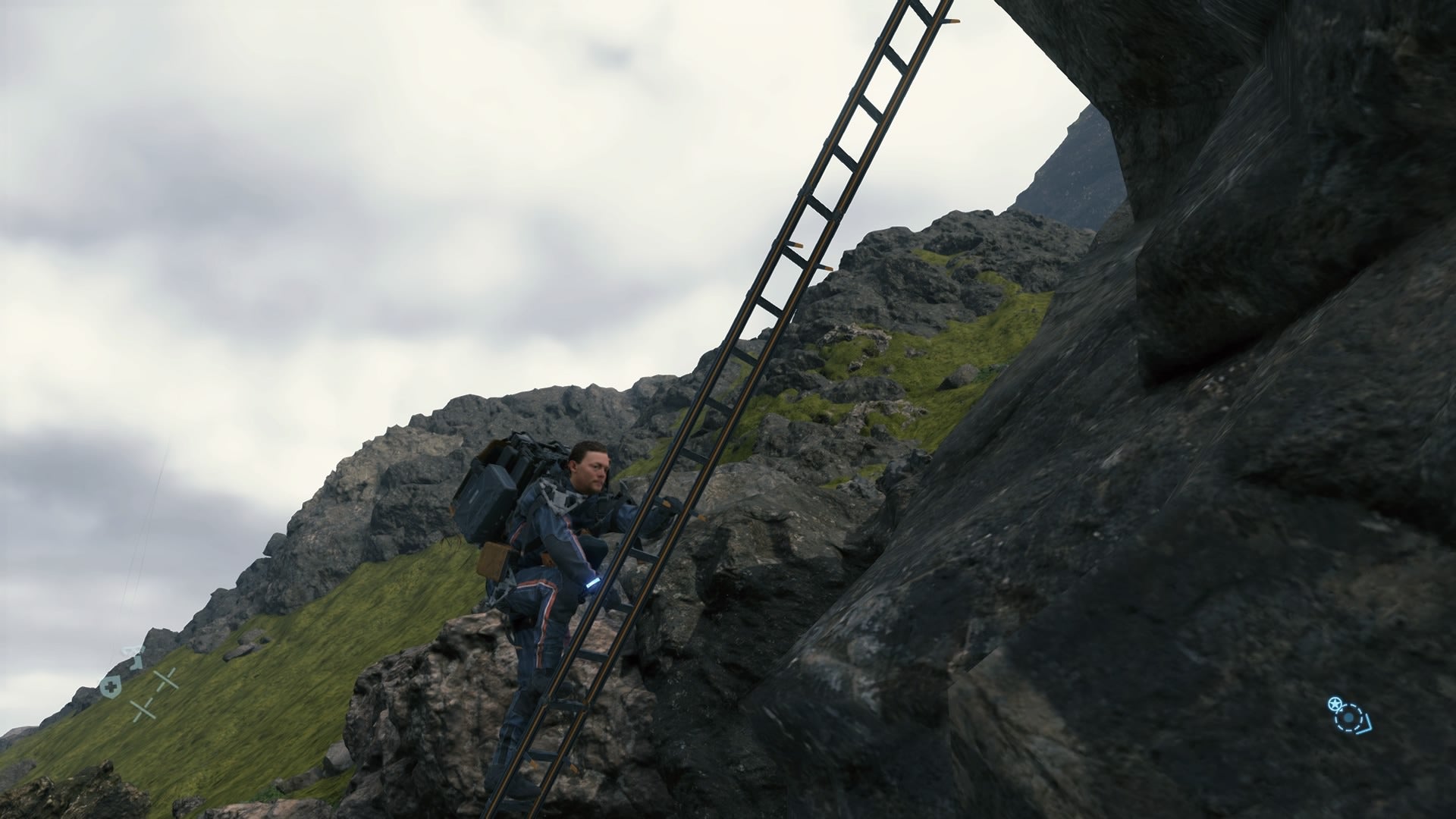 Usa esa escalera y luego, si puedes, déjala ahí. Alguien te lo agradecerá.