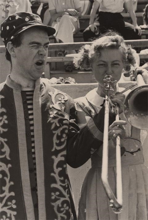 Image: Dos asistentes tocando en la piscina
