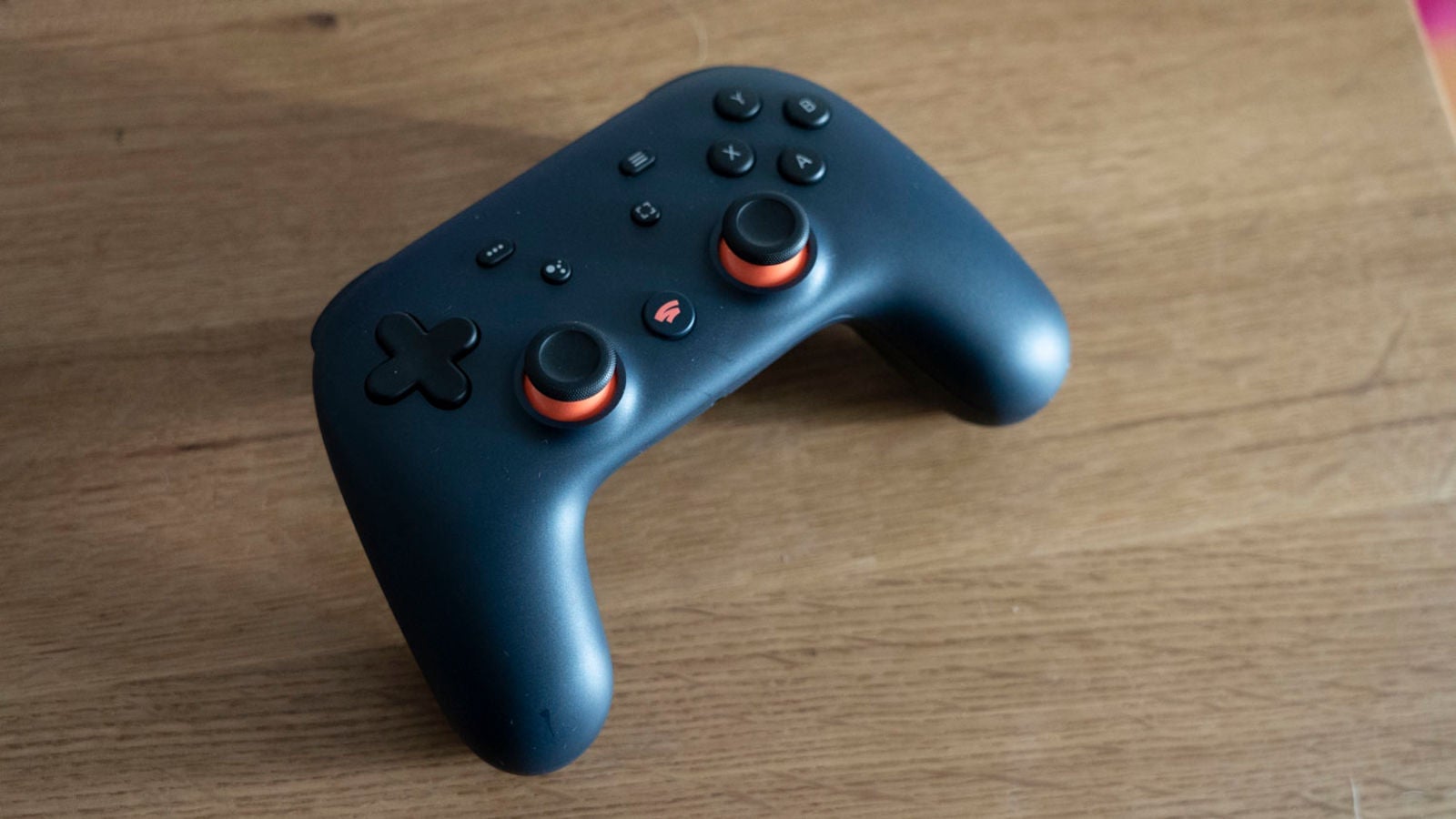 El mando es demasiado grande para mis diminutas manos, pero funciona bastante bien. Google Assistant aun no está disponible Foto: Alex Cranz (Gizmodo)