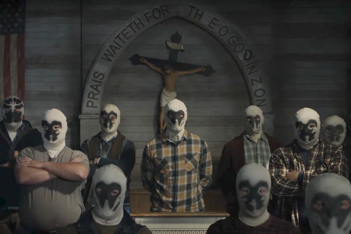 En la serie de HBO, un grupo de terroristas y supremacistas blancos está matando policías, mientras llevan máscaras similares a la de Rorschach.
