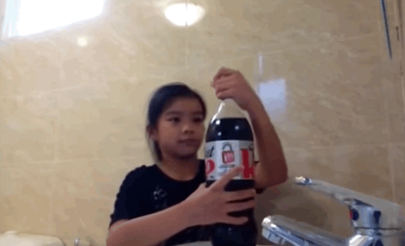 Se graba mezclando Coca-Cola con Mentos. Sale demasiado bien.