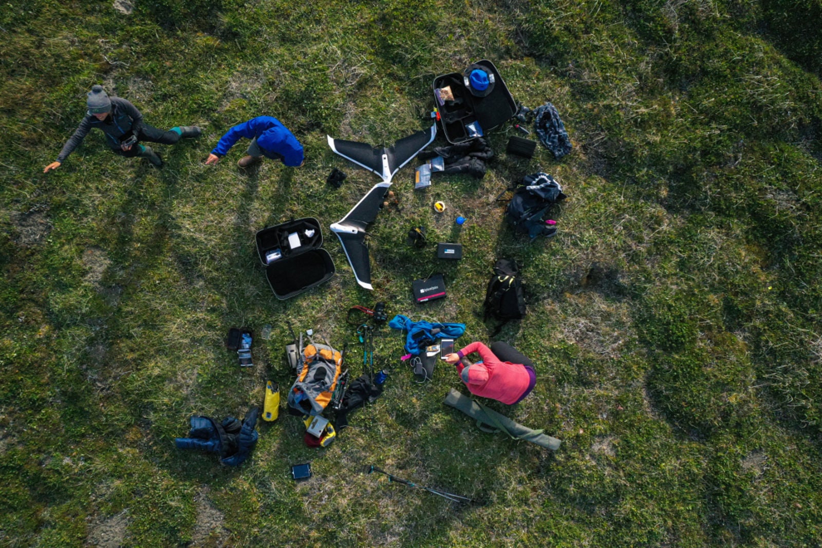 Un grupo de científicos preparan sus drones con los que fotografiarán cómo el cambio climático está alterando los ecosistemas del norte.  Imagen: Gergana Daskalova