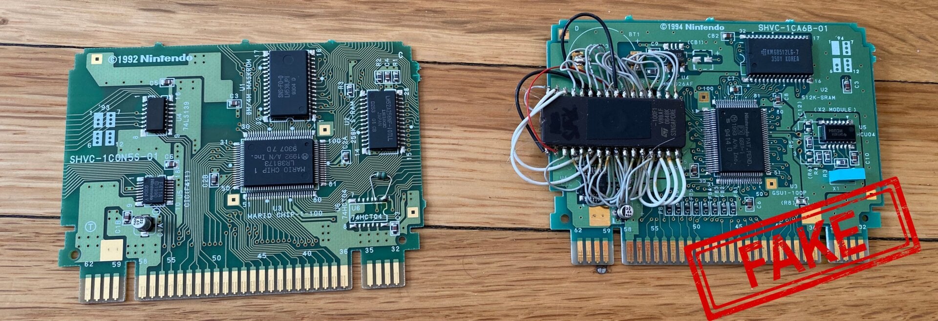 En esta imagen, puedes ver un juego auténtico de Super Nintendo fresco de la fábrica en el lado izquierdo y una versión pirata en el lado derecho. No vas a ver todos es cables en ningún juego oficial de Nintendo.