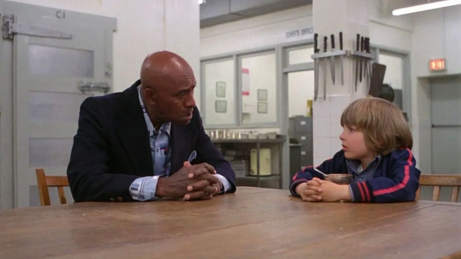 Dick Hallorann es un personaje muy importante. Aquí está junto a Danny.