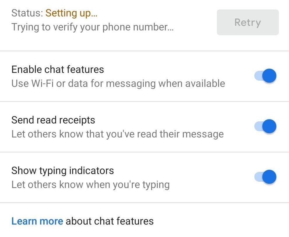 Para activar los mensajes RCS, haz clic en “Funciones de chat” (que en este pantallazo es “Enable chat features) y espera a que tu estatus cambie de “Instalando” a “Conectado”.
