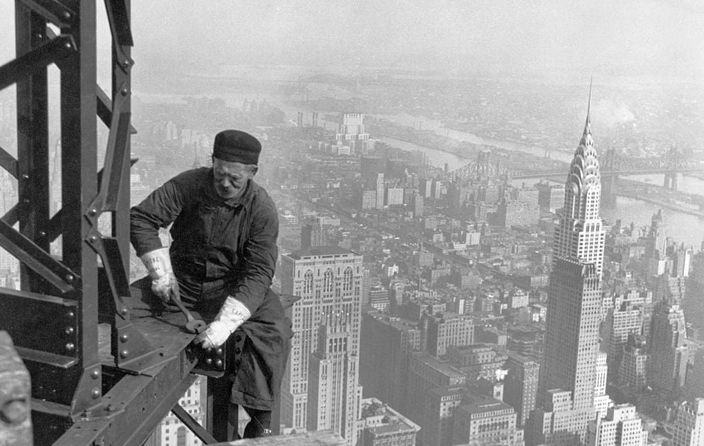 Image: Un trabajador construyendo el Empire State Building en 1930