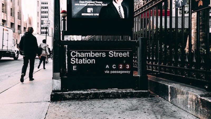 Una de las estaciones del metro de Nueva York se inundó un día en el cual no llovió.