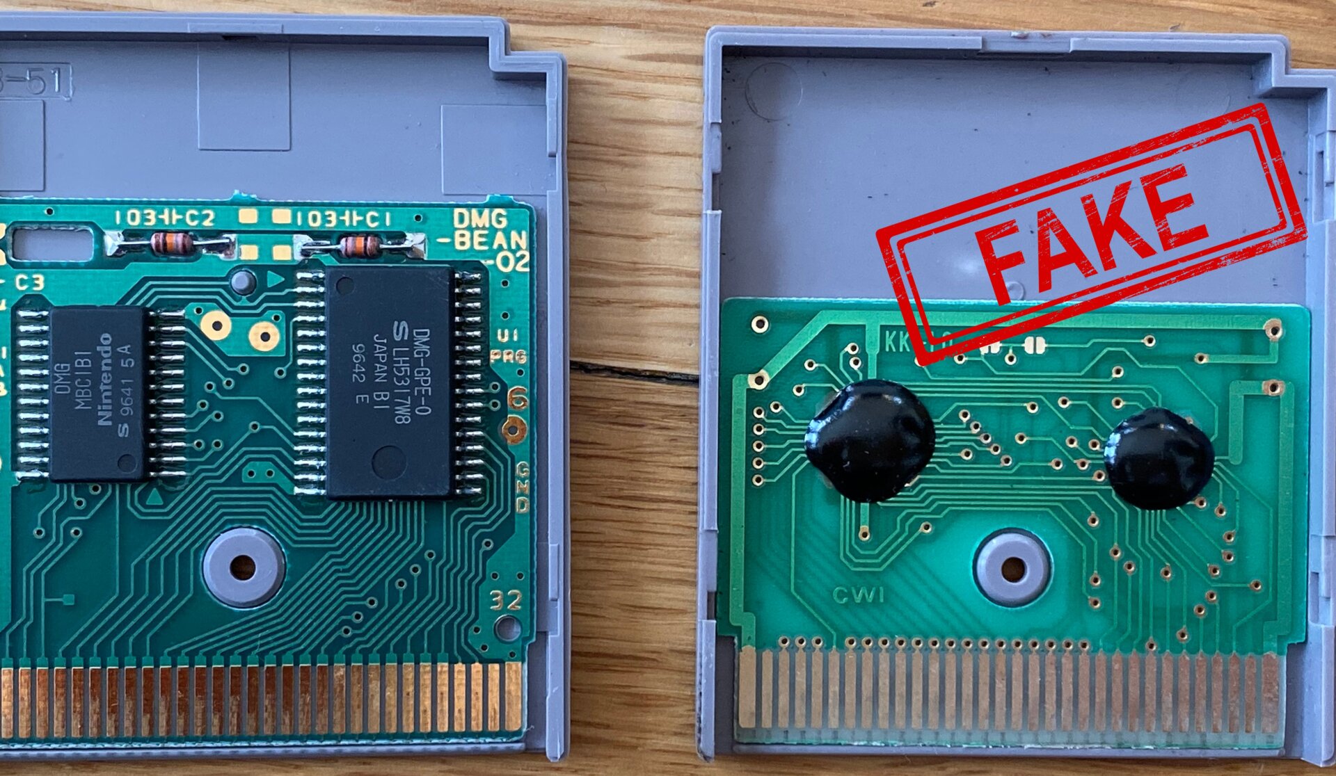 Un juego auténtico de Game Boy (izquierda) y una versión falsa producida en masa (derecha). En la versión auténtica, puedes ver un chip de Nintendo real, mientras que en la versión falsa, puedes ver los chips cubiertos con resina epóxica. Esto casi nunca se usa en videojuegos de Nintendo auténticos.