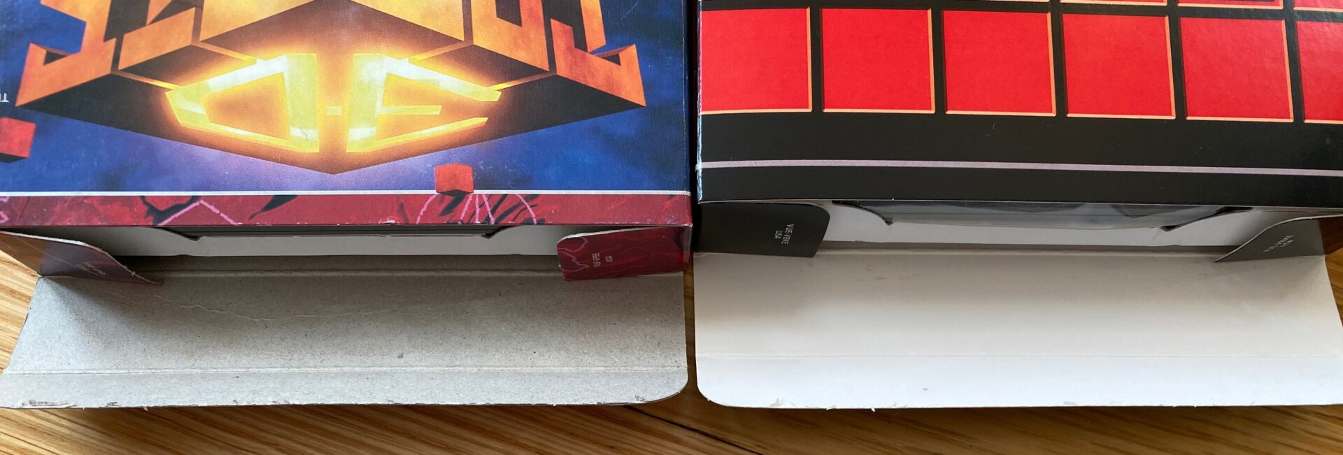 Una caja auténtica de Nintendo (izquierda) y una caja para un juego hecho en casa (derecha). La caja auténtica está hecha con cartucho gris, mientras que el juego falso, como la mayoría, está hecha con cartucho blanco. No obstante, algunos juegos oficiales de Game Boy Advance sí tenían cajas blancas.