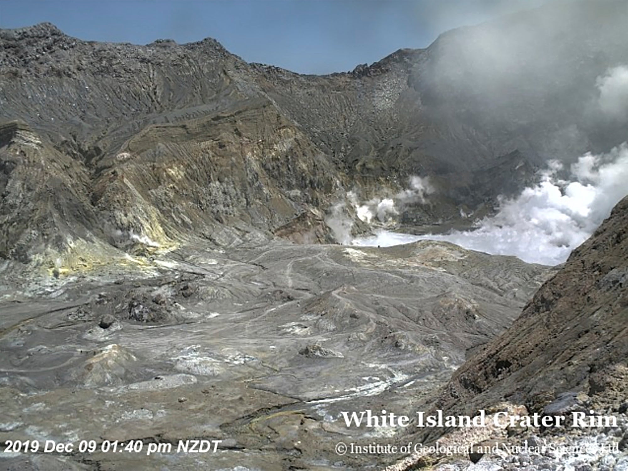 En esta imagen se pueden ver a los turistas caminando en los alrededores del cráter apenas 20 minutos antes de la erupción.