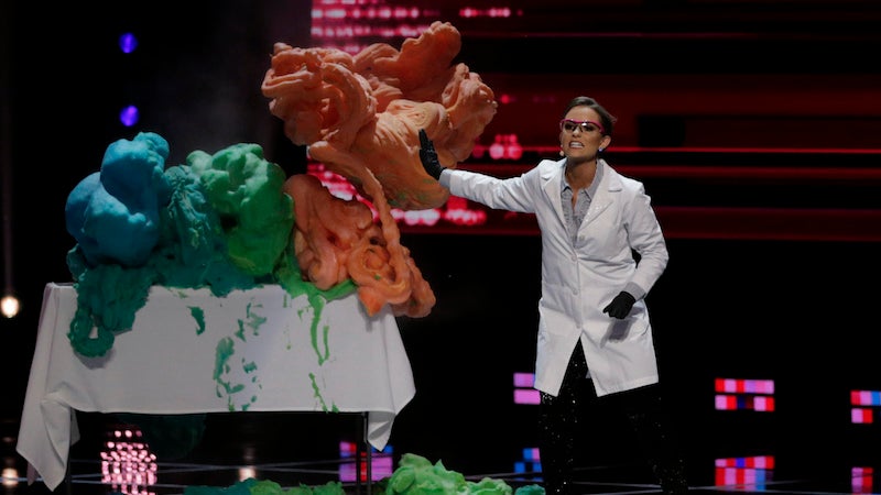 Camille Schrier explica su experimento en la sección de talento del concurso Miss America.