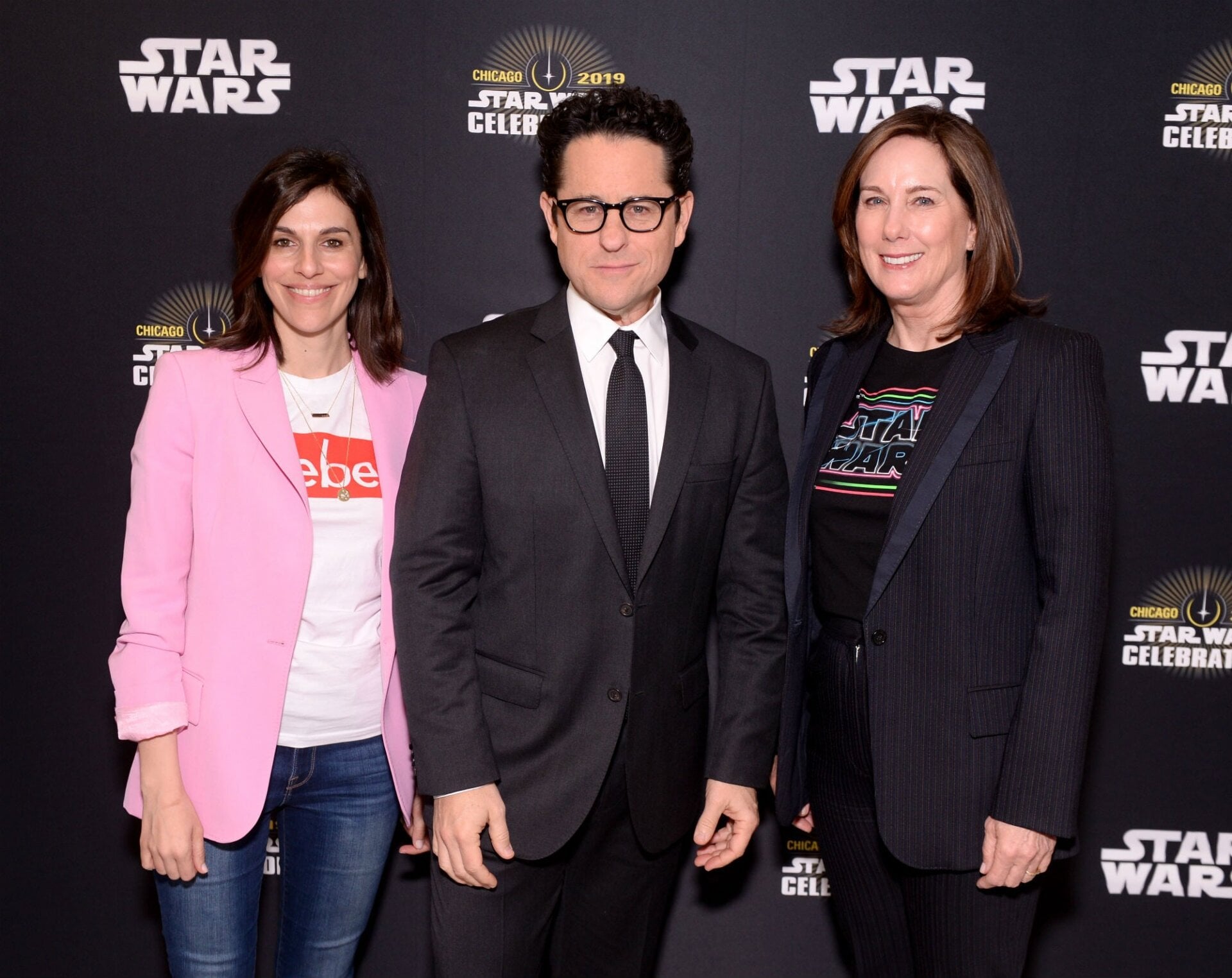 Las productoras Michelle Rejwan (izquierda) y Kathleen Kennedy (derecha) con J.J. Abrams.