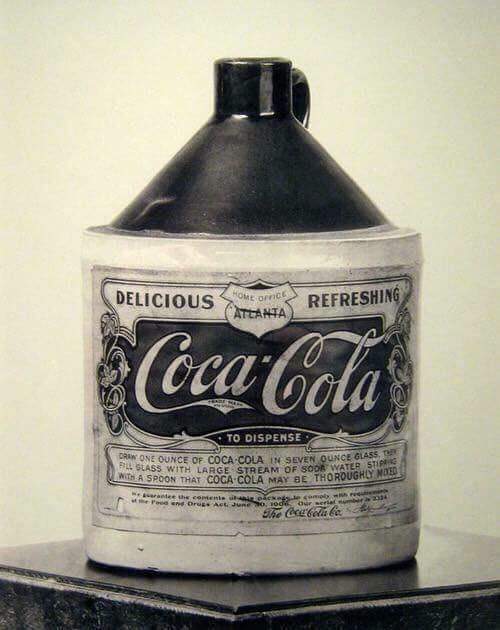 Image: La primera botella de Coca-Cola que se vende públicamente. Contenía alrededor de 3,5 gramos de coca