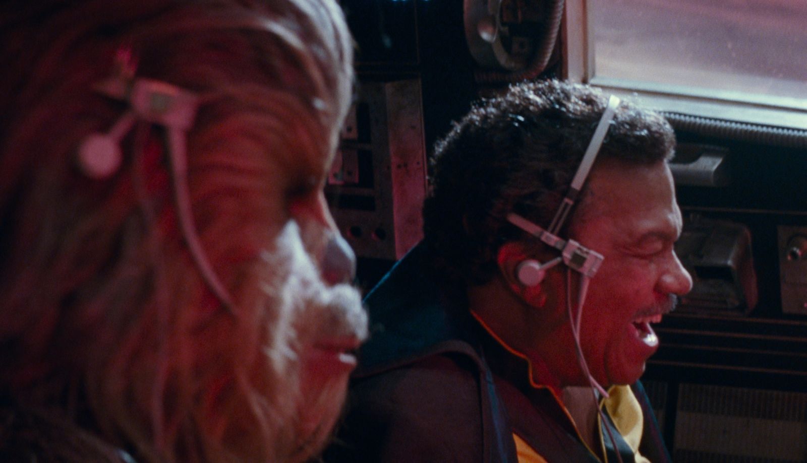 Lando pilotando el Halcón. 