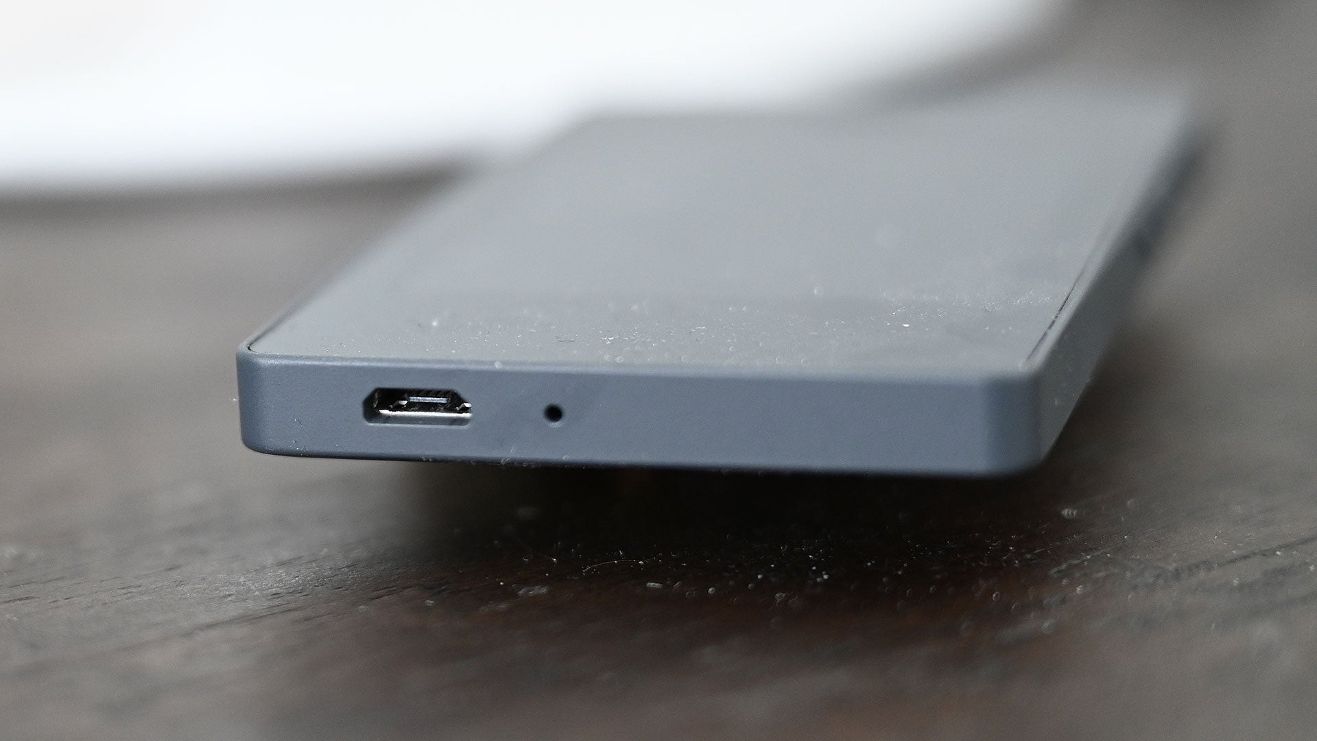 Las compañías que todavía usan microUSB son unas tacañas.