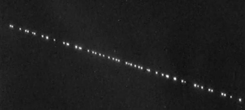 Una fila de satélites Starlink.  Imagen: Marco Langbroek via SatTrackBlog 