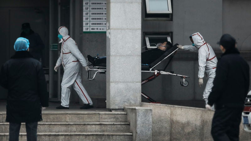 Image: El personal médico transfiere pacientes al hospital Jin Yintan el 17 de enero de 2020 en Wuhan, China