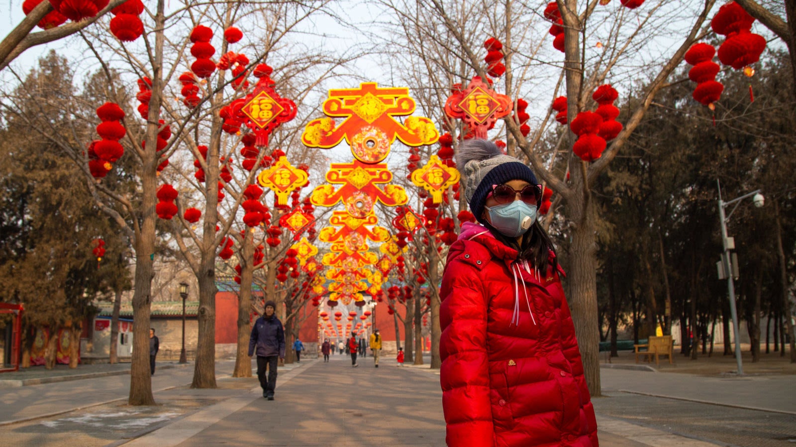 Una mujer en China, llevando un respirador N95.