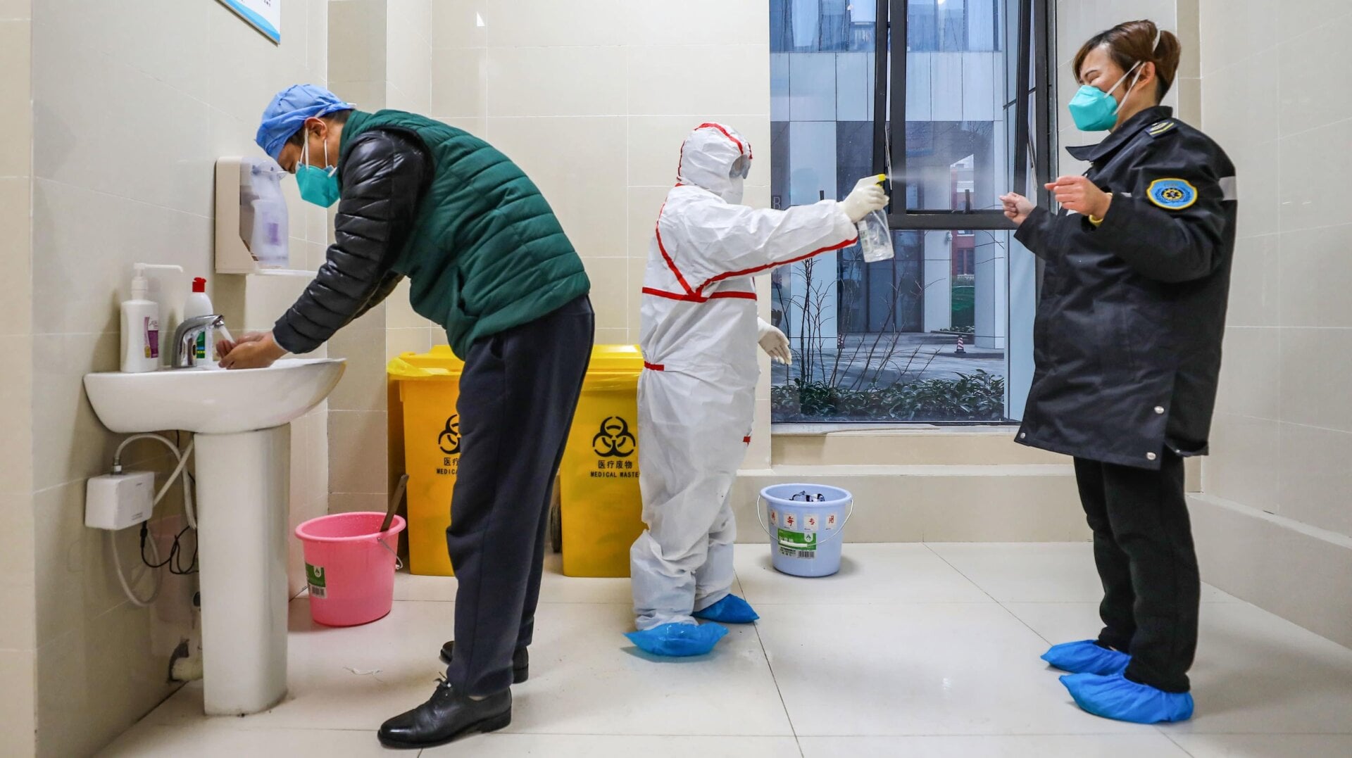 Esta foto tomada el 26 de enero de 2020 muestra a miembros del personal médico usando ropa protectora para ayudar a detener la propagación de un virus mortal que comenzó en Wuhan, en la provincia central china de Hubei.