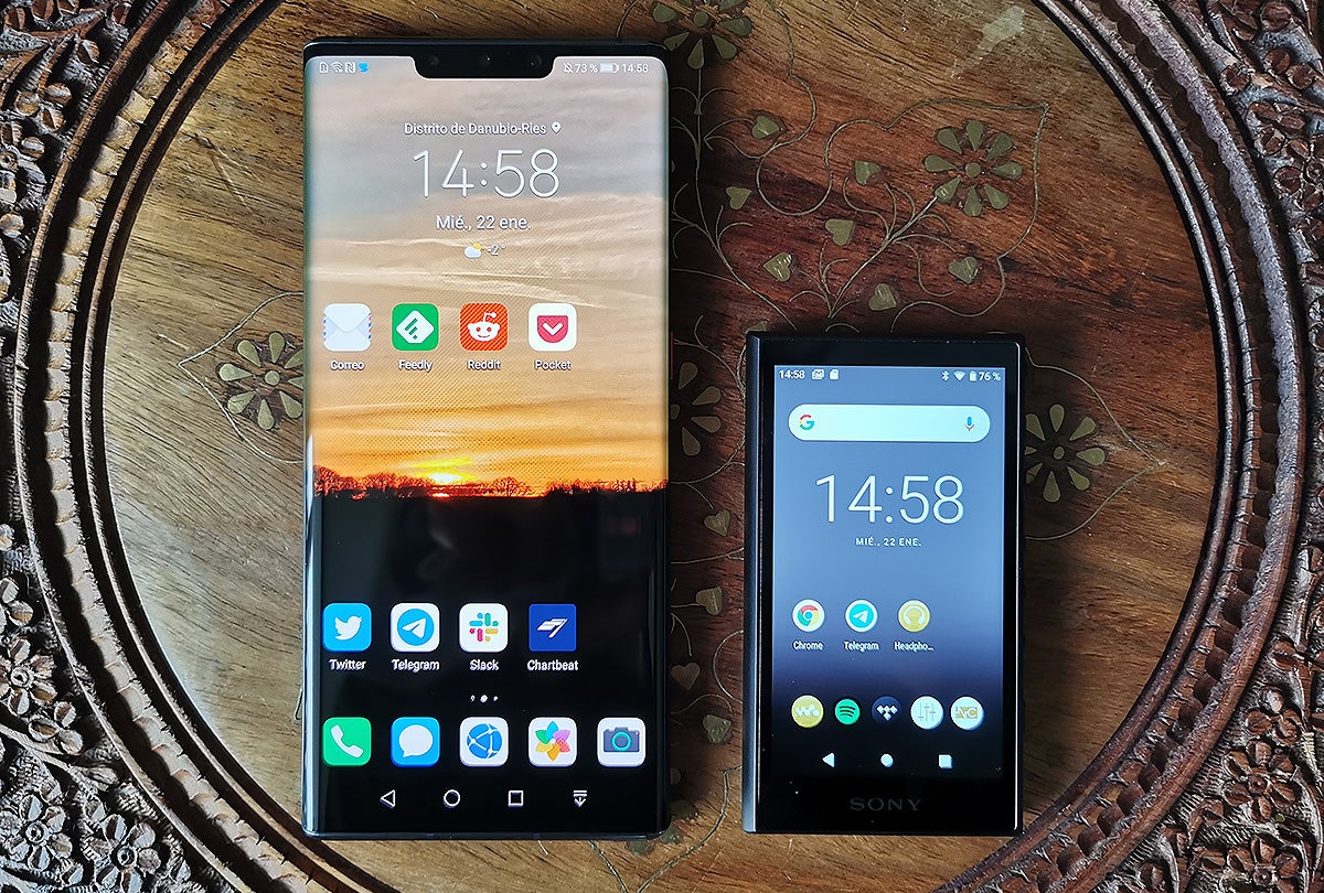 El NW-A105, comparado con un smartphone actual (el Huawei Mate 30 Pro).