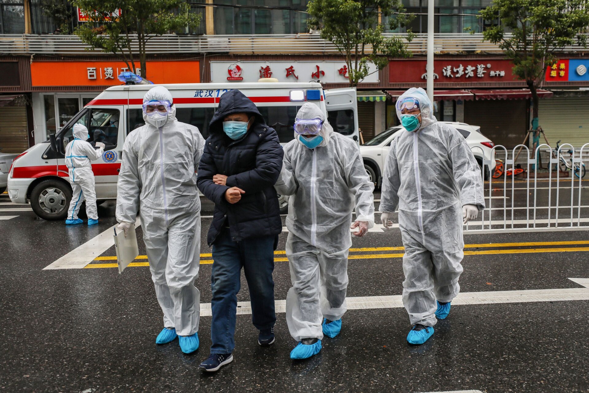 Esta foto tomada el 26 de enero de 2020 muestra a miembros del personal médico que usan ropa protectora para ayudar a detener la propagación de un virus mortal que comenzó en la ciudad, acompañando a un paciente (segundo a la izquierda) mientras ingresan a un hospital en Wuhan en la provincia central de Hubei en China .
