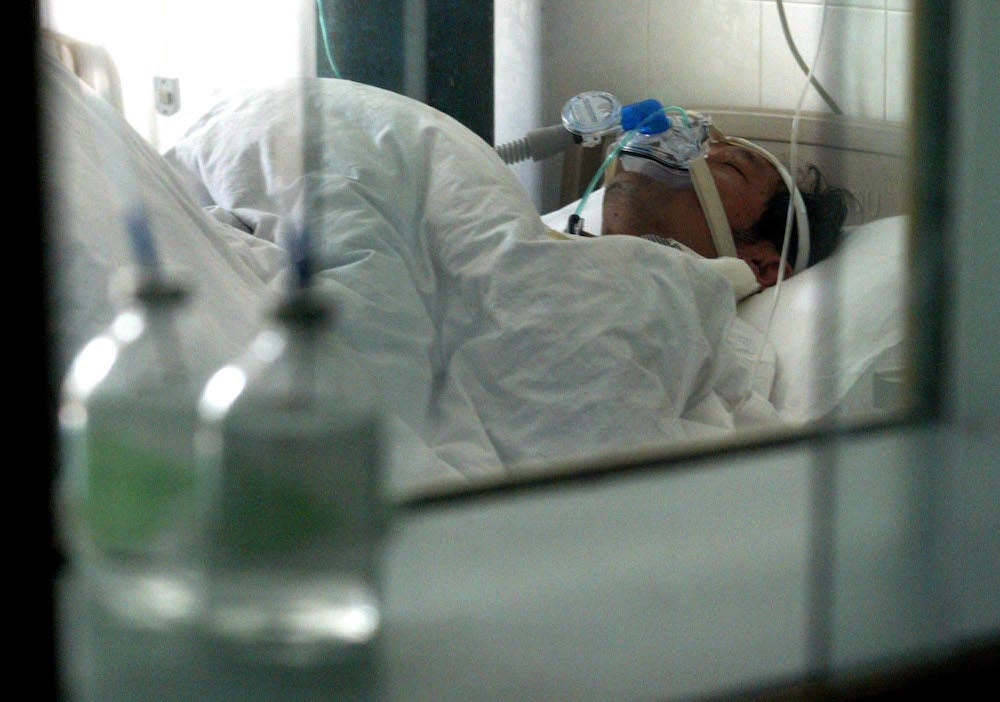 Image: Un paciente con SARS recibe tratamiento detrás de ventanas de vidrio de doble capa y medidas estrictas de cuarentena en el Hospital Ditan de Beijing, China