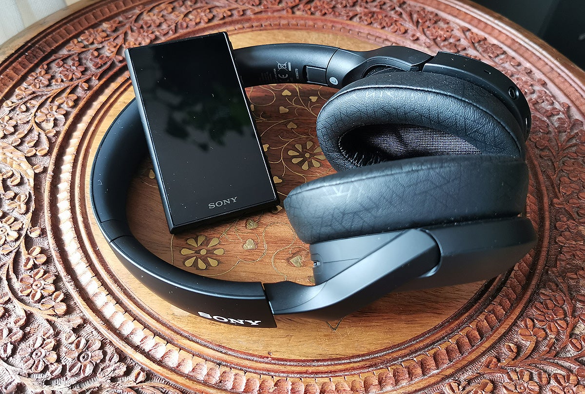 Los auriculares, mejor con cable.