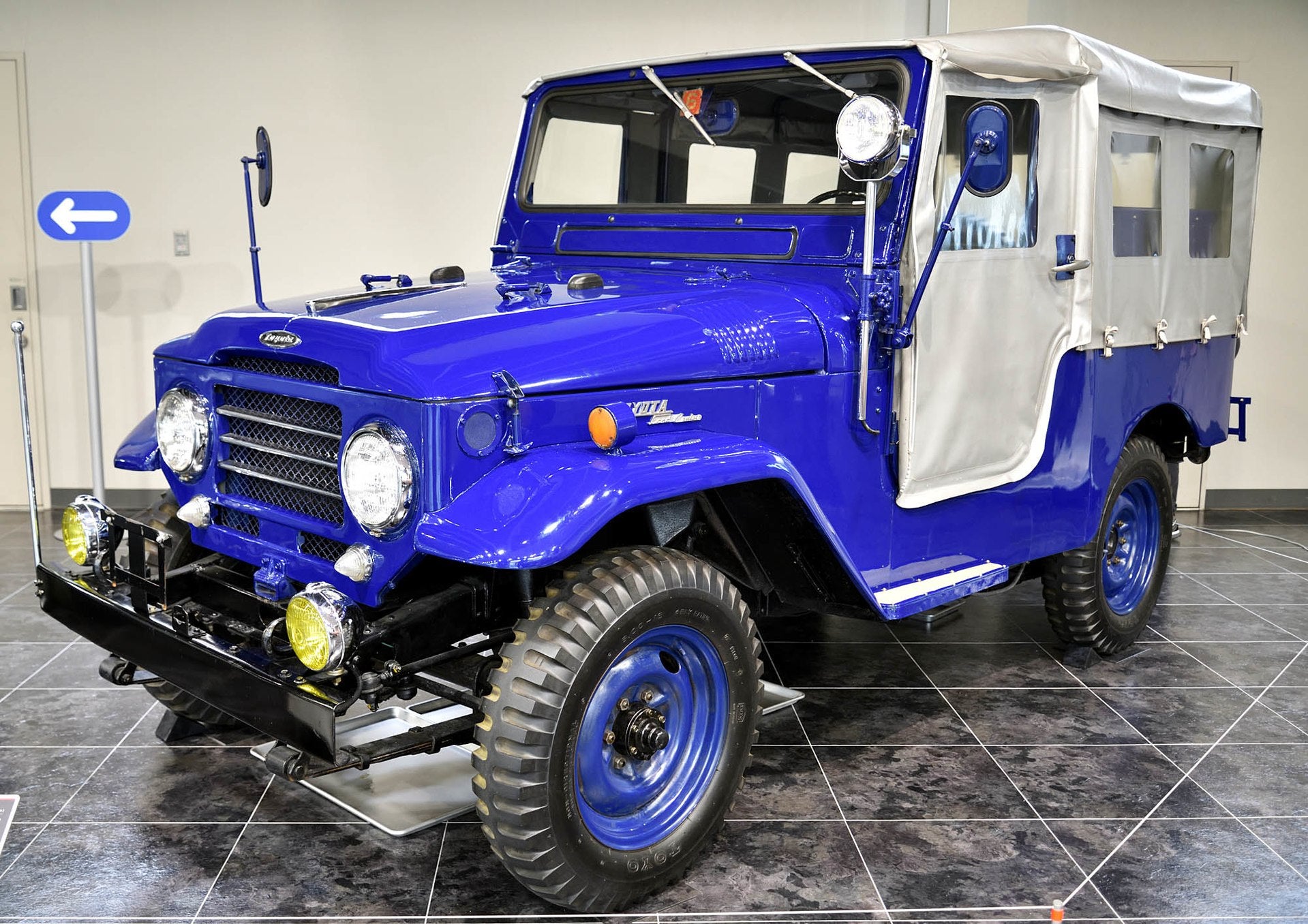 Toyota Landcruiser model FJ25L (1957)