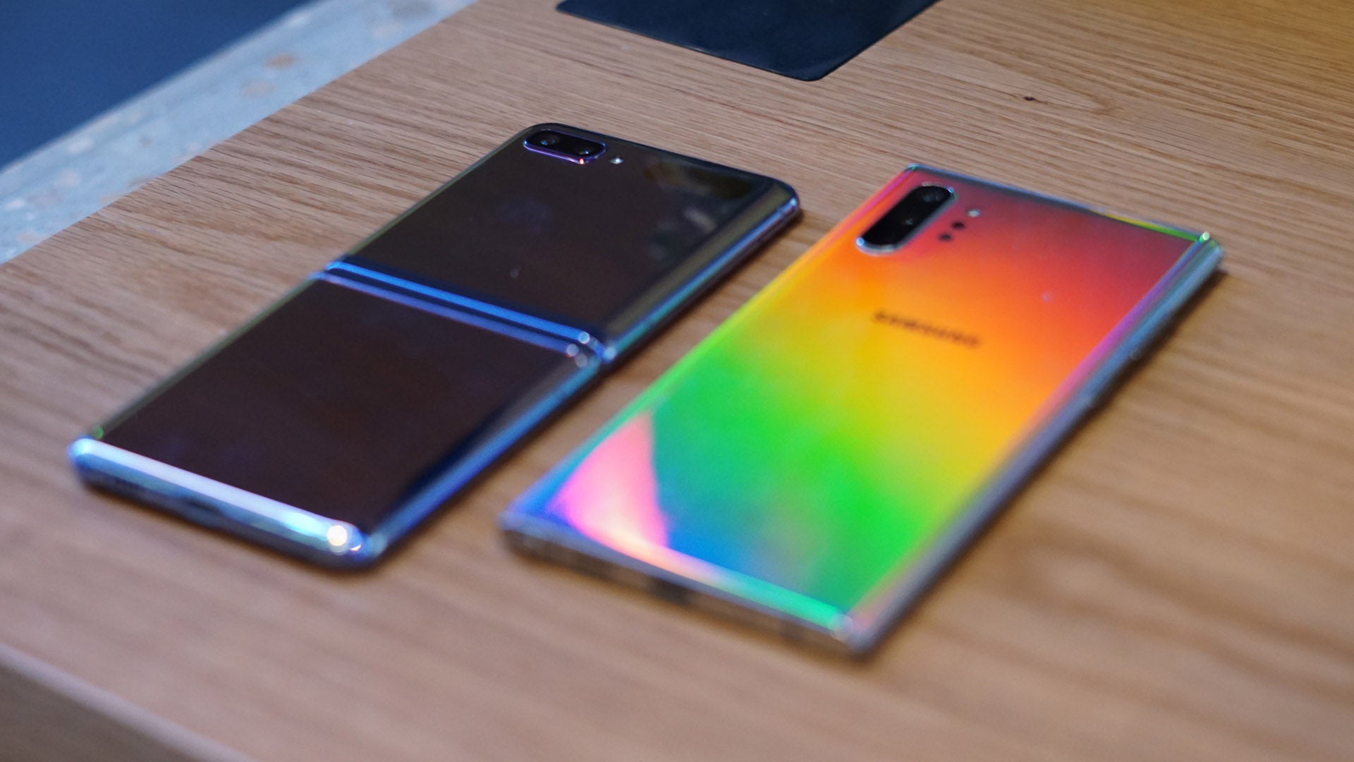 El Galaxy Z Flip junto a un Galaxy Note 10+