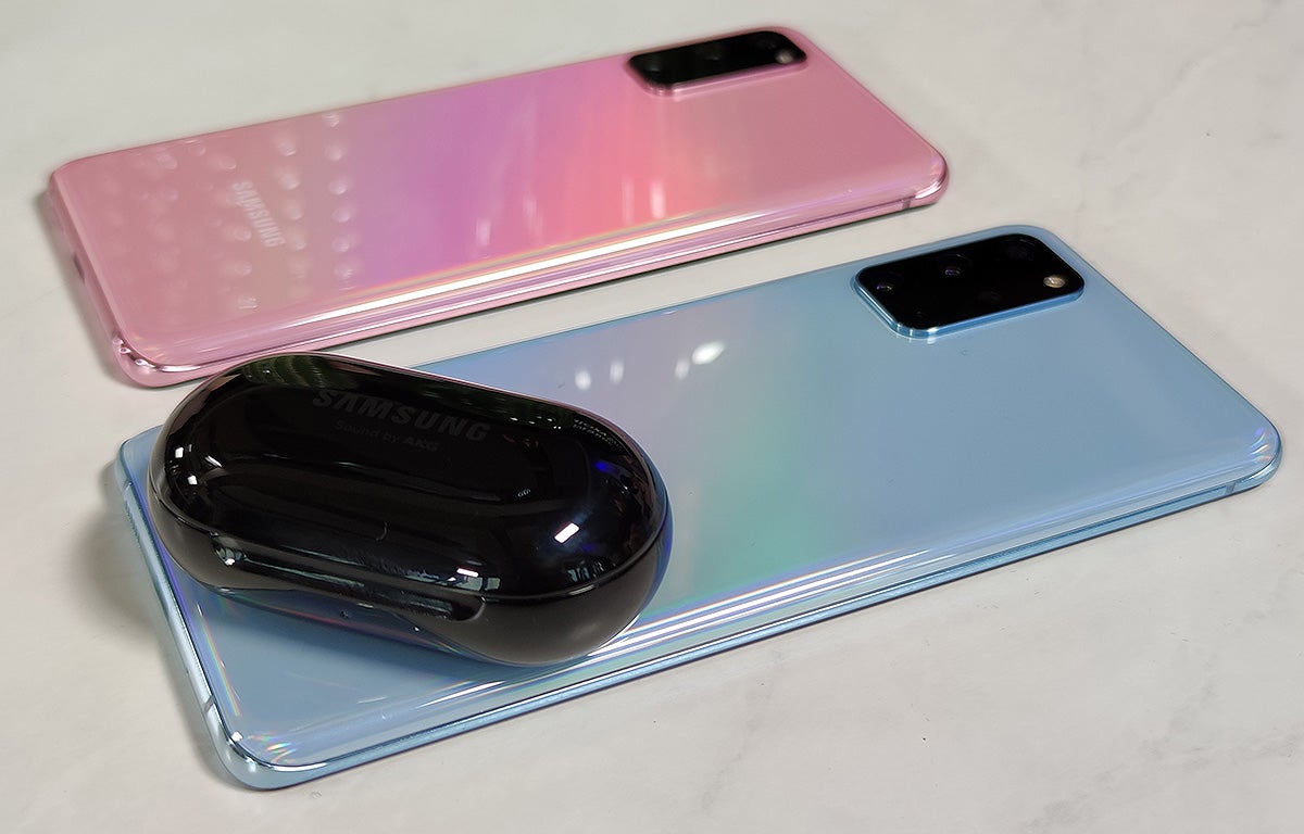 Externamente, el S20 solo se diferencia por su mayor tamaño y por el tamaño del grupo de cámaras, algo más ancho.